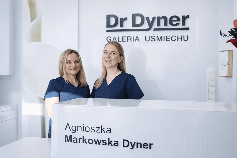 Zespół Galerii Uśmiechu przy recepcji gabinetu